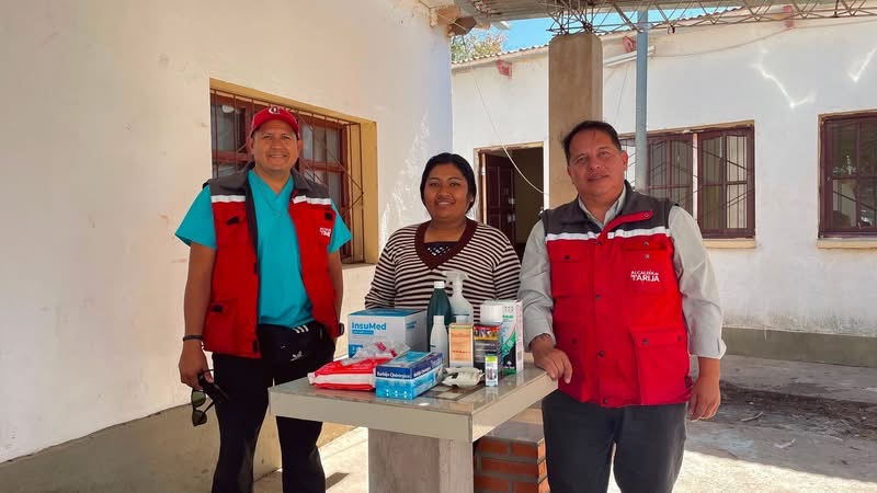 The Municipal Zoonosis team with the donated veterinary supplies
